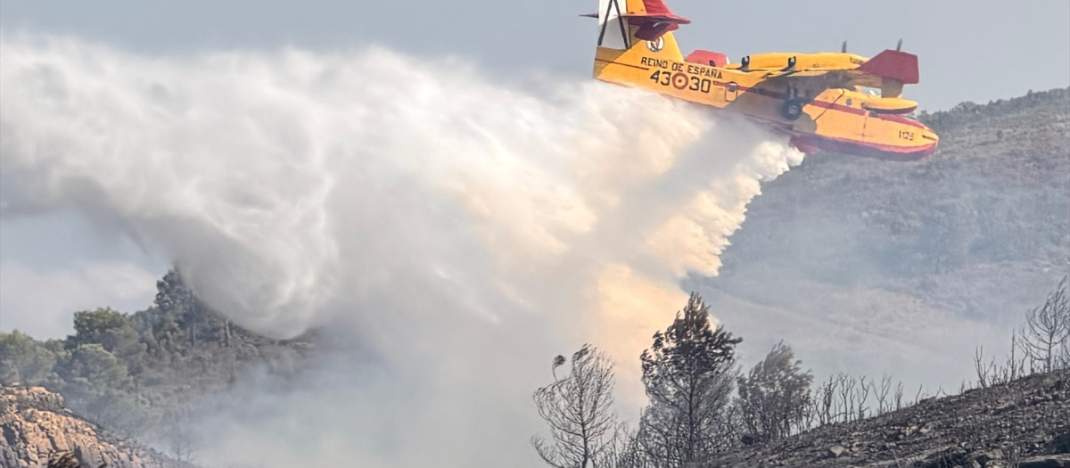 Imagen de un hidroavión descargando agua en el incendio de Sierra Calderona

REMITIDA / HANDOUT por CONSORCIO PROVINCIAL DE CASTELLÓN
Fotografía remitida a medios de comunicación exclusivamente para ilustrar la noticia a la que hace referencia la imagen, y citando la procedencia de la imagen en la firma
21/8/2026