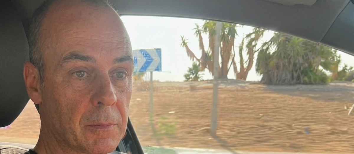 El profesor de la autoescuela explica lo que es el intermitente defensivo