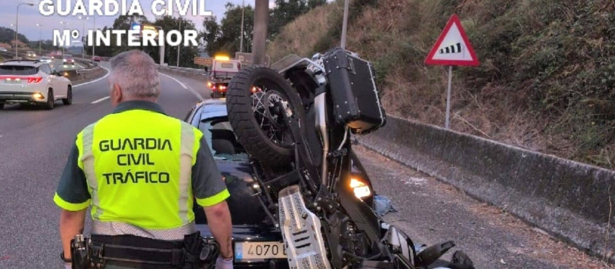 Colisión entre una moto y un coche en la AP-9 a su paso por Pontevedra, a 22 de agosto de 2026.

REMITIDA / HANDOUT por GUARDIA CIVIL DE TRÁFICO
Fotografía remitida a medios de comunicación exclusivamente para ilustrar la noticia a la que hace referencia la imagen, y citando la procedencia de la imagen en la firma
23/8/2026