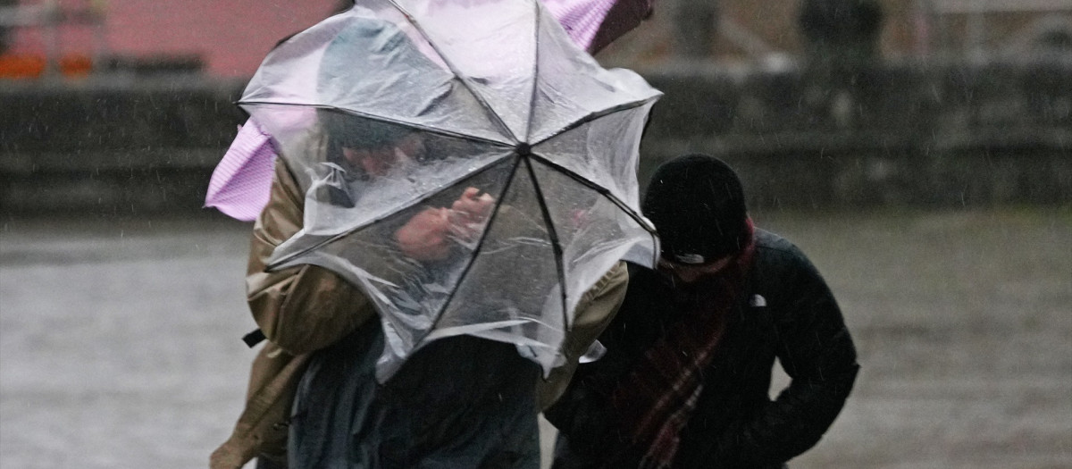 (Foto de ARCHIVO)
Varias personas intentan sujetar sus paraguas, a 26 de enero de 2026, en Santiago de Compostela, A Coruña, Galicia (España). Galicia afronta este lunes una jornada de avisos por lluvias asociados a la borrasca Joseph, con distintos niveles de alerta según la zona. En Santiago y comarca rige alerta amarilla y alrededor del mediodía, en la ciudad ya se acumulaban cerca de 30 litros por metro cuadrado, con valores aún mayores en áreas próximas.

Álvaro Ballesteros / Europa Press
26/1/2026