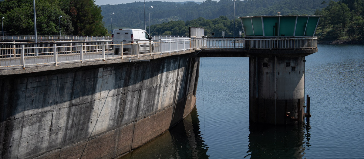 (Foto de ARCHIVO)
Embalse de Eiras entre Fornelos de Montes y Ponte Caldelas, a 8 de julio de 2026, en Pontevedra, Galicia (España). La Xunta ha activado la situación de prealerta por escasez moderada de agua en los sistemas del río Lérez, en la provincia de Pontevedra, y del río Anllóns y Costa da Coruña hasta el límite con Arteixo. Además, se ha acordado activar también la aplicación de medidas equivalentes a un escenario de prealerta (pero sin llegar a declararla) en el subsistema de Baiona, perteneciente a la unidad territorial del río Verdugo y desde el cual se abastece a la población de este municipio pontevedrés.

Adrián Irago / Europa Press
08/7/2026