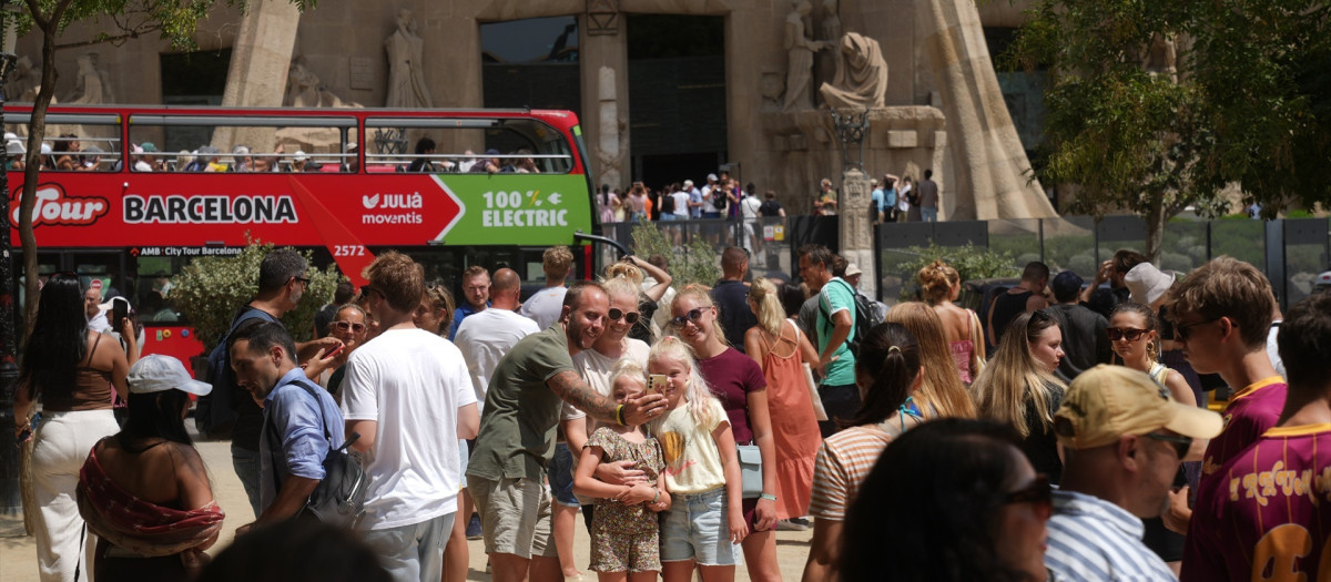 Un grupo de turistas se saca un 'selfie' frente a la Sagrada Familia, en Barcelona, este mes de agosto