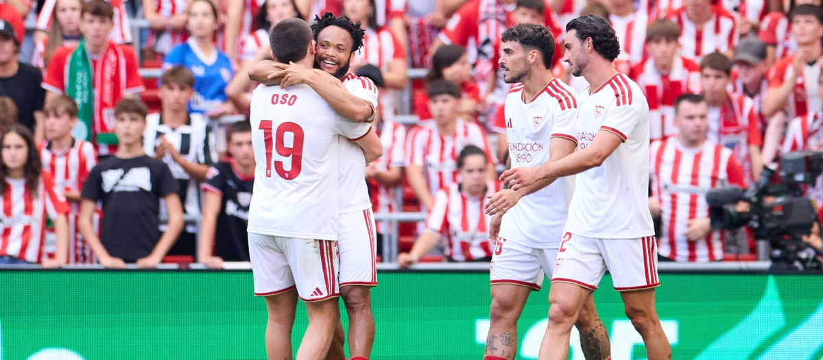 Los jugadores del Sevilla celebran el gol de Ejuke en San Mamés