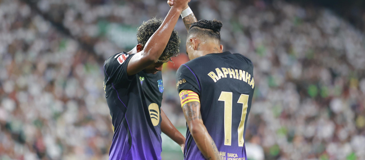Raphinha y Lamine Yamal celebran el gol del primero en el Elche - Barcelona