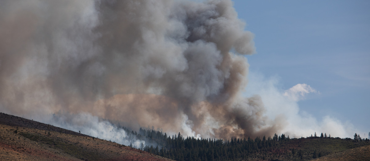 El humo se eleva con fuerza debido a los fuertes vientos durante el incendio Hawk