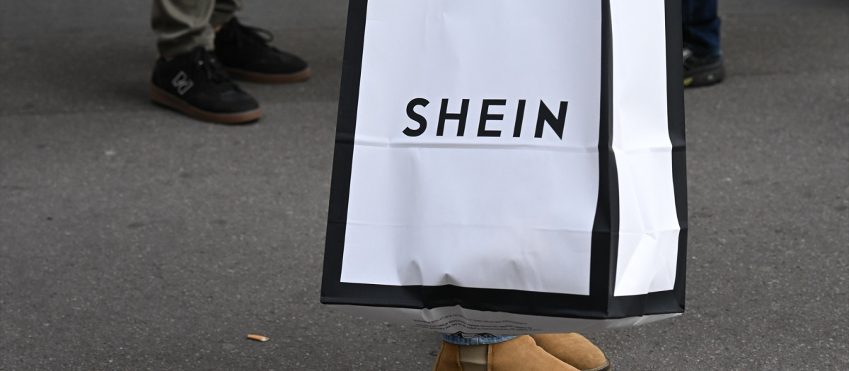Un cliente de Shein saliendo de la tienda.