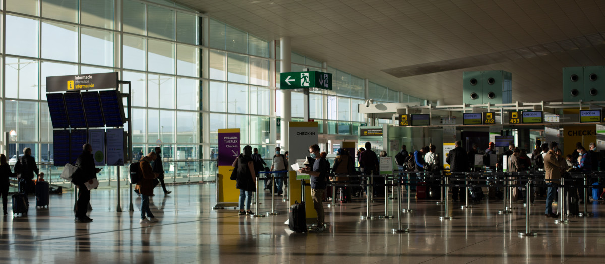 Vista general de varios pasajeros en el aeropuerto de El Prat, a 19 de noviembre de 2021, en Barcelona, Cataluña (España).
