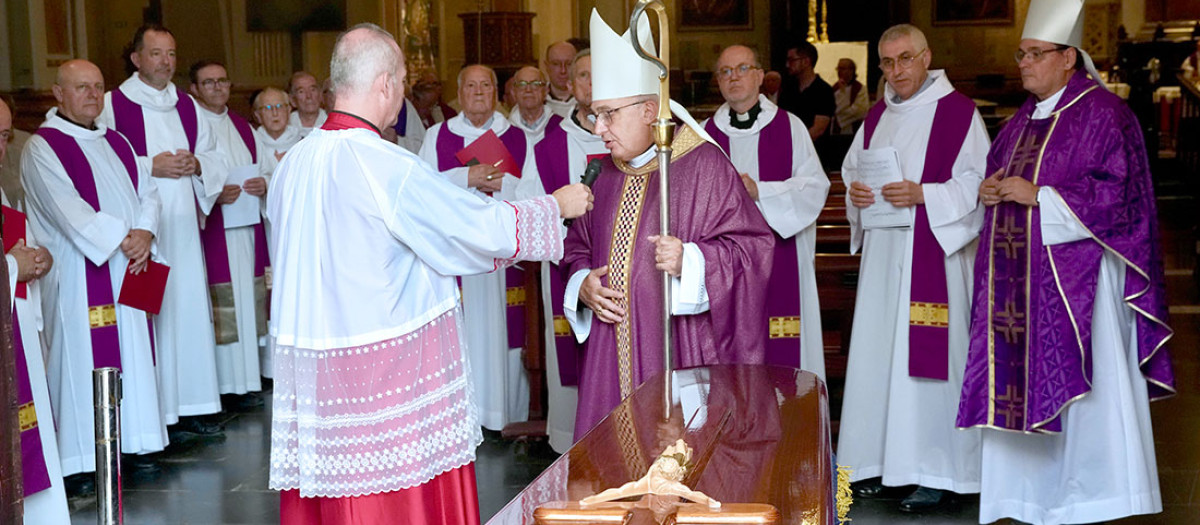 Imagen tomada este lunes de monseñor Enrique Benavent durante la misa exequial de Emilio Aliaga Girbés