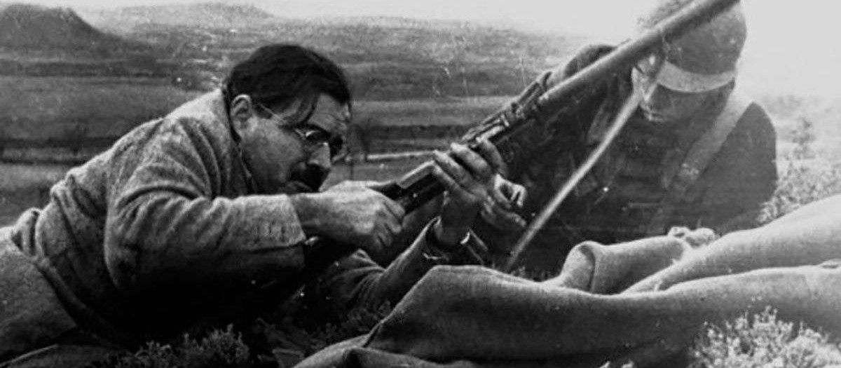 Hemingway posando con un fusil en la sierra de Guadarrama