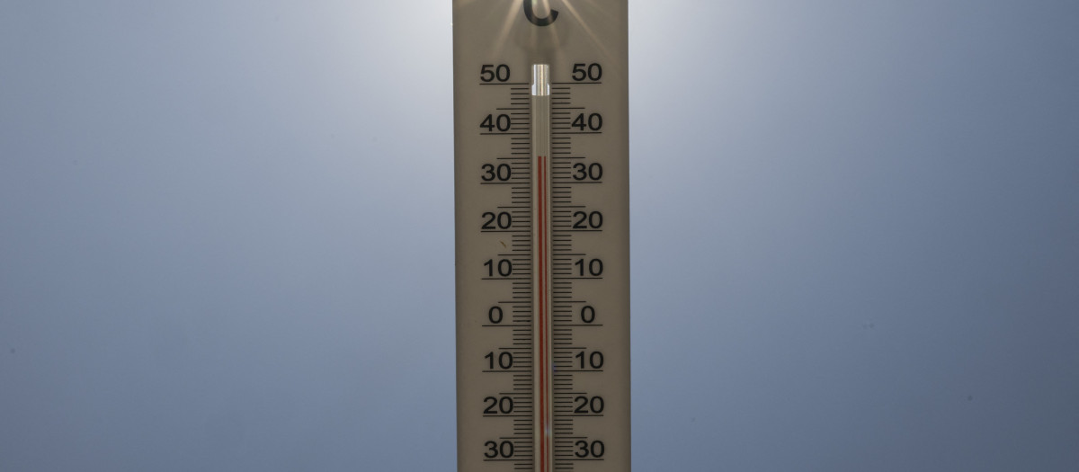 Imagen de archivo de un termómetro marcando 35 grados