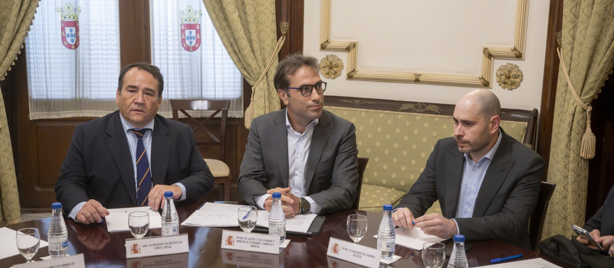 El vicepresidente primero y ministro de Economía, Comercio y Empresa, Carlos Cuerpo (c), se reúne con el presidente de Ceuta, Juan Jesús Vivas, en el Palacio de la Asamblea de Ceuta, a 24 de agosto de 2026, en Ceuta (España). Cuerpo ha visitado Ceuta con el objetivo de abordar el apoyo económico necesario a la ciudad autónoma como consecuencia de la crisis migratoria inicial a finales del mes de julio.

Marcos Moreno / Europa Press
24/8/2026