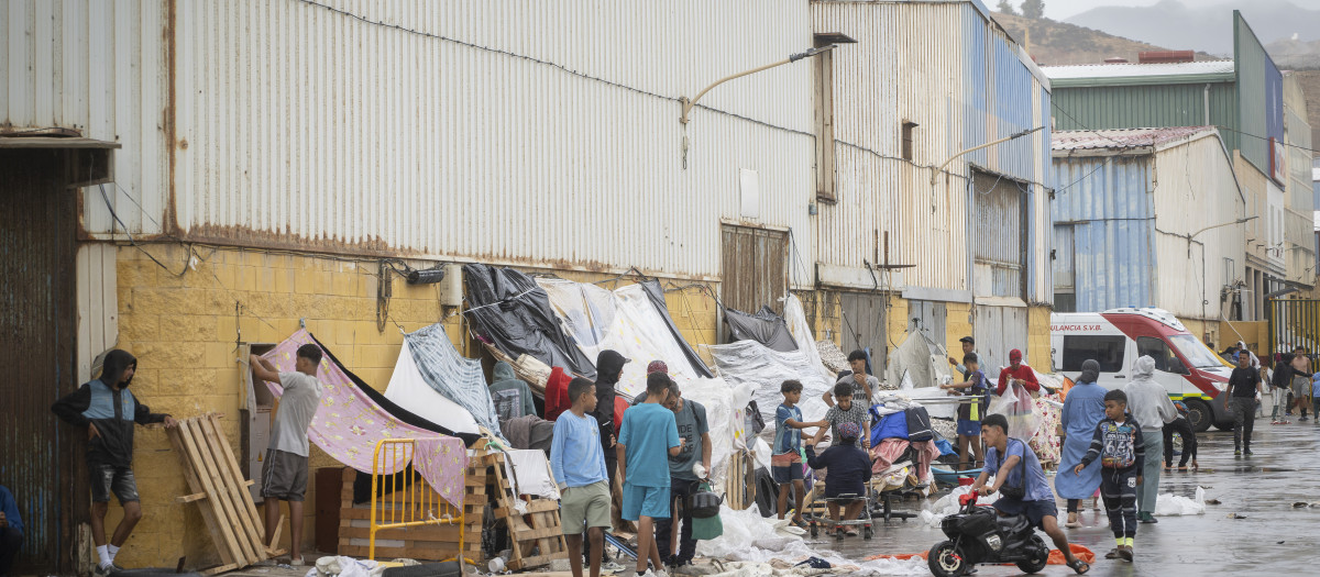 Inmigrantes acampados en las naves del Tarajal