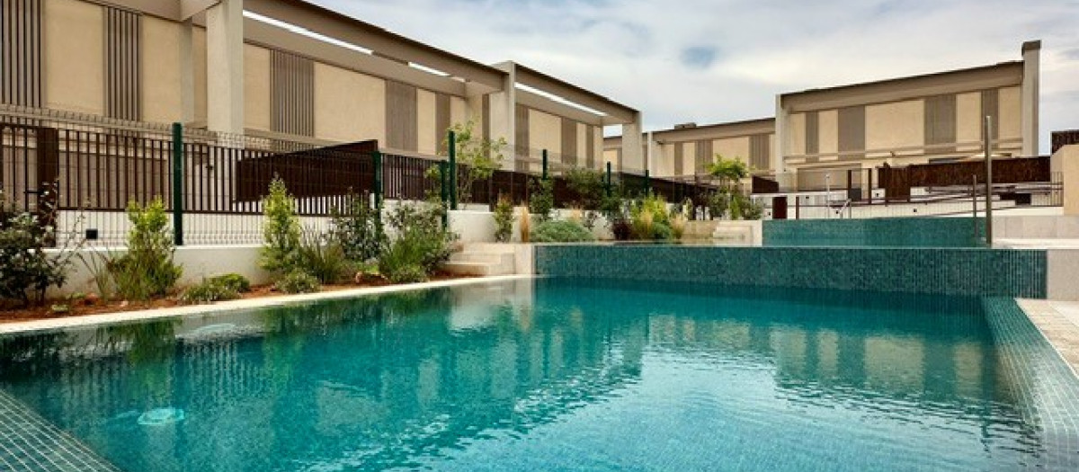 Imagen de la gran piscina de los proyectos Odina y Taray en Godella, Valencia.