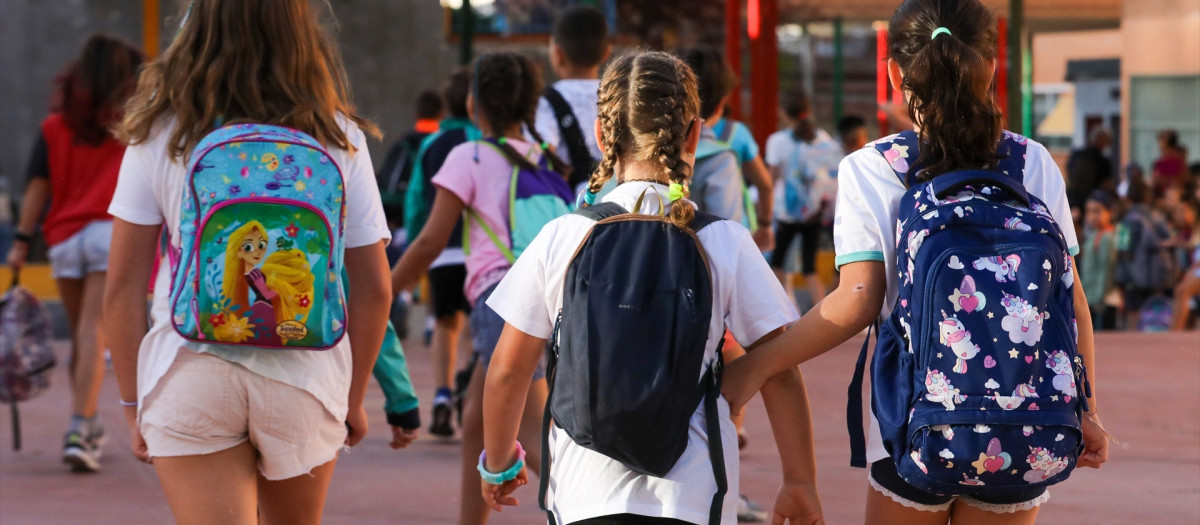 (Foto de ARCHIVO)
Tres niñas a su llegada al colegio CEIP Hernán Cortés durante el primer día de comienzo del curso escolar, a 7 de septiembre de 2022, en Madrid (España). El curso escolar 2022/2023 comienza este año con la implantación de la LOMLOE en los cursos impares y con la aplicación de la bajada de ratios de alumnos en las aulas de la región, que se implantará de manera progresiva durante los próximos años desde Educación Infantil. De esta manera, durante este curso académico se reduce el número de alumnos a 20 por clase en el segundo ciclo de Infantil (4 años). El curso también está marcado por el fin de las medidas contra el Covid-19. En el caso de la educación pública madrileña, los niños de Infantil y Primaria vuelven hoy a las aulas mientras que en la ESO, Bachillerato y FP, empiezan mañana, 8 de septiembre.

Marta Fernández / Europa Press
07 SEPTIEMBRE 2022;NIÑOS;VUELTA AL COLE;COLEGIO;EDUCACIÓN;MADRID;COMUNIDAD DE MADRID;MATERIALES;
07/9/2022