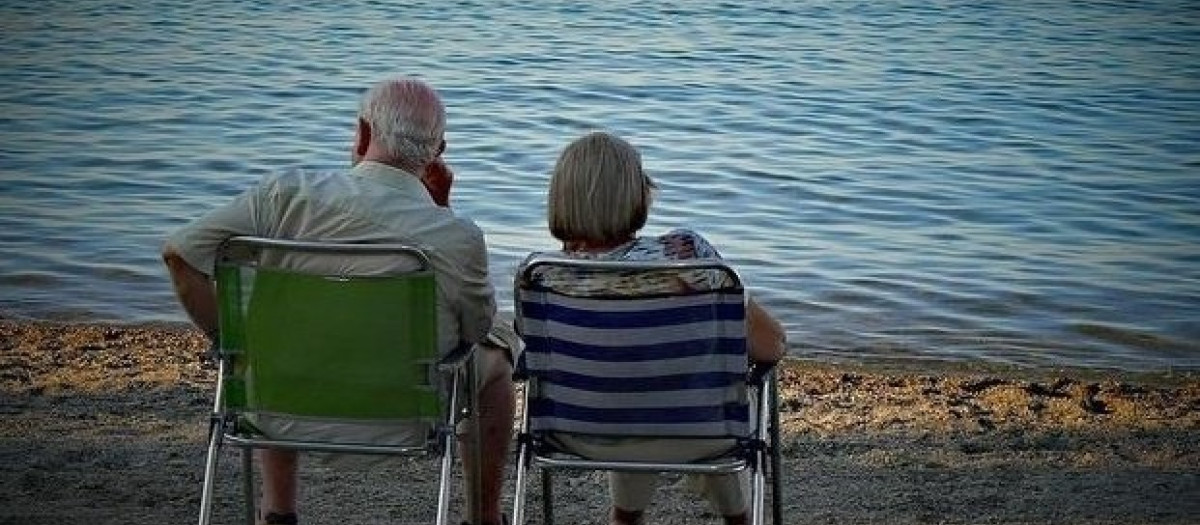 Imagen de archivo de una pareja de ancianos frente al mar