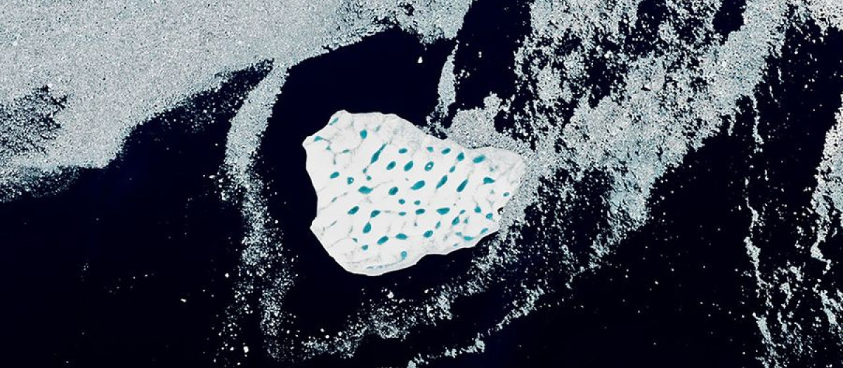 En esta imagen, captada el 12 de junio de 2026 por el sensor OLI (Operational Land Imager) del satélite Landsat 9 , se observa un iceberg a la deriva en el estrecho de Dinamarca