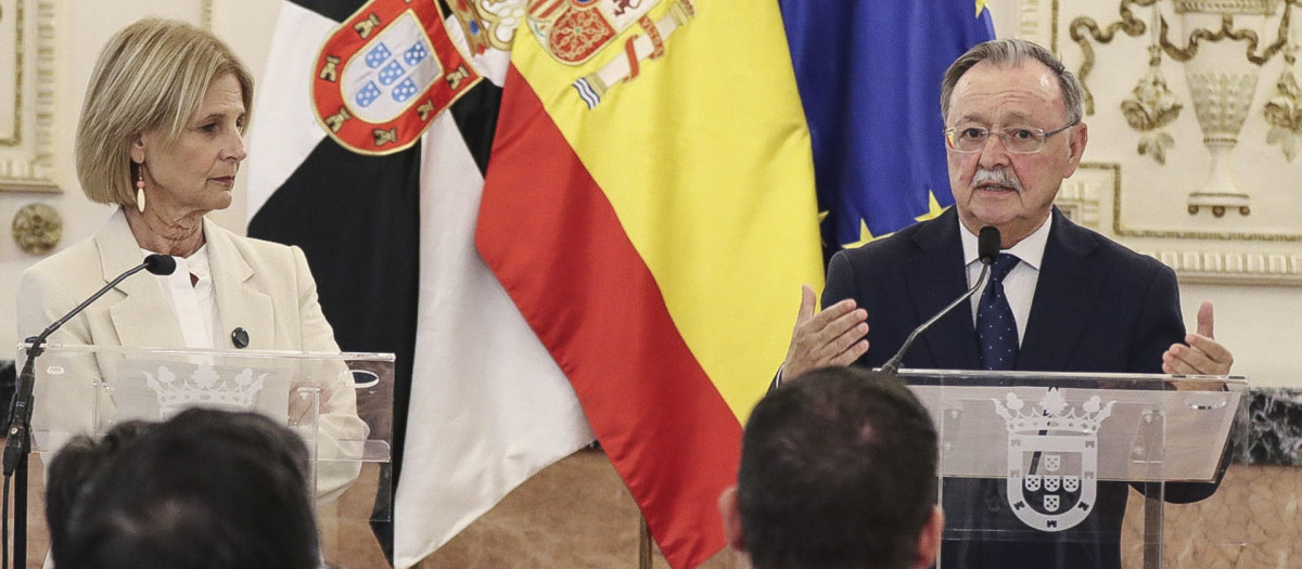 La presidenta de la Federación Española de Municipios y Provincias (FEMP) y alcaldesa de Jerez, María José García-Pelayo, que ha visitado Ceuta este martes, acompañada del presidente de la Ciudad Autónoma, Juan Jesús Vivas, durante la rueda de prensa conjunta que han ofrecido. Reduan