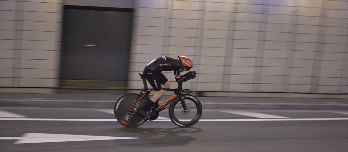 Un ciclista durante la salida de la Vuelta Ciclista a España, a 22 de agosto de 2026,