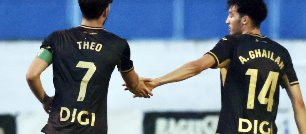 Adnane Ghailan felicita por su gol a Theo Zidane, capitán del Córdoba en este partido