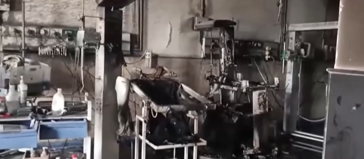 Imagen de una sala de un hospital de India calcinado