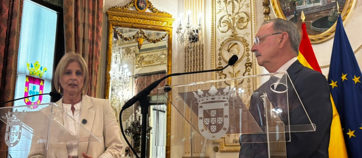 La presidenta de la Federación Española de Municipios y Provincias (FEMP), María José García-Pelayo, y el presidente de Ceuta, Juan Jesús Vivas