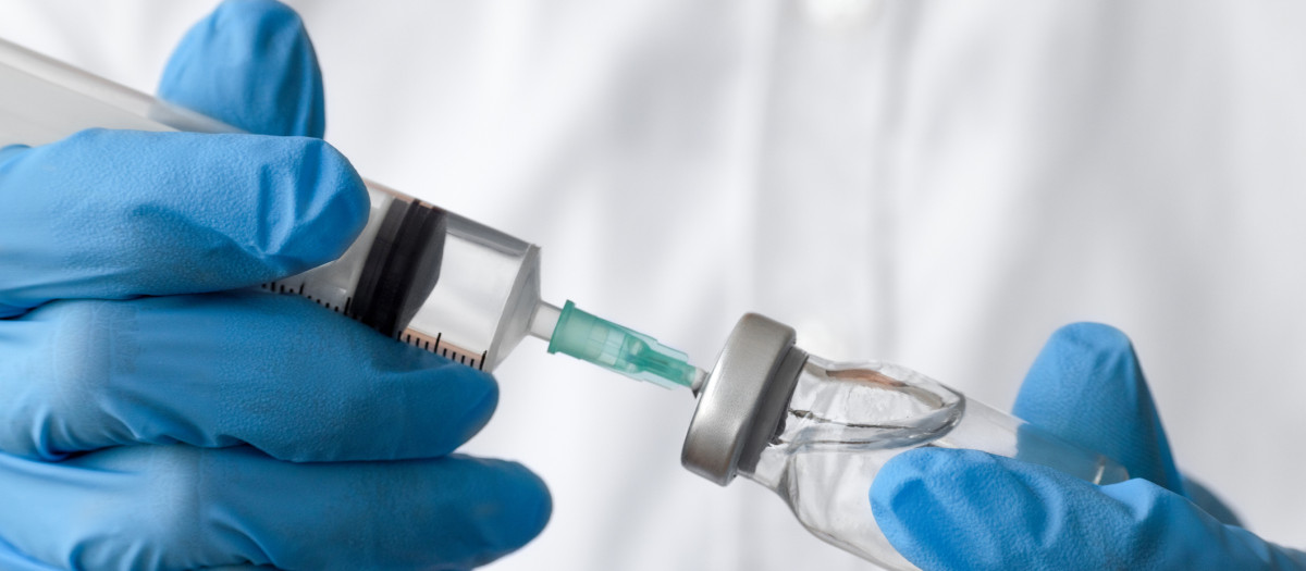 Trabajador médico preparando la inyección de la vacuna