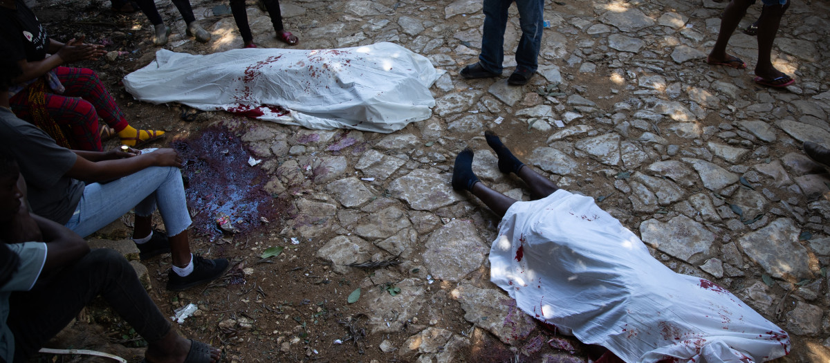 Los cadáveres yacen cubiertos en el suelo tras los actos de violencia ocurridos durante la noche, en los que más de veinte personas fueron asesinadas por bandas armadas en Kenscoff
Haiti's electoral council has set December 13 as the date for the crisis-wracked nation's first elections in a decade, pending the establishment of an "acceptable security environment." Powerful gangs control large swaths of the island nation, including the majority of the capital Port-au-Prince, casting uncertainty over the ability for sufficient security to be established before December. Nearly 1.5 million of the 11 million population are internally displaced due to violence, according to a June estimate by the International Organization for Migration. (Photo by Clarens SIFFROY / AFP)