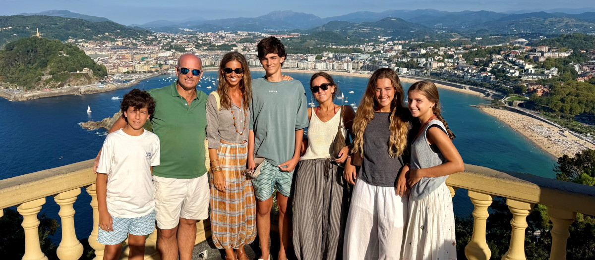 La autora, junto a sus hijos, en el monte Urgull de San Sebastián, lugar de la anécdota que relata
