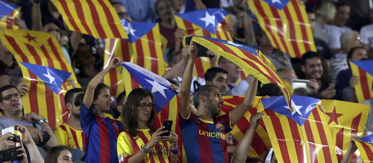 El Camp Nou lleno de esteladas