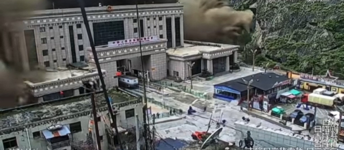 Grabaciones de cámaras de seguridad publicadas en redes sociales chinas muestran, al parecer, la destrucción causada por una crecida repentina que azotó el puerto de Gyirong, en la Región Autónoma del Tíbet