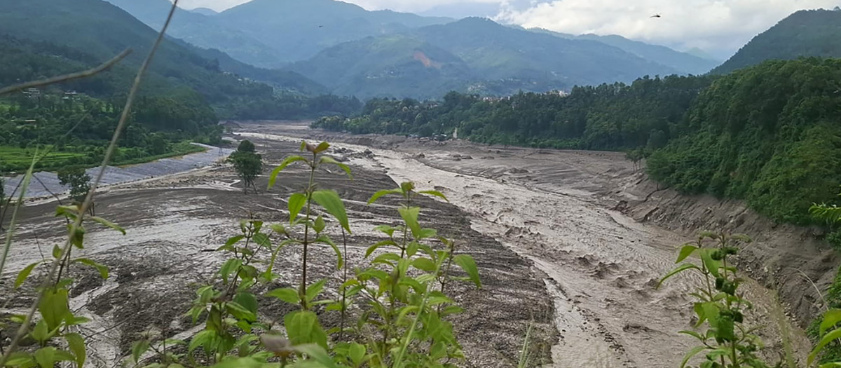 Un torrente de agua turbia baja con fuerza por el río Trishuli tras unas inundaciones repentinas en el distrito nepalí de Nuwakot