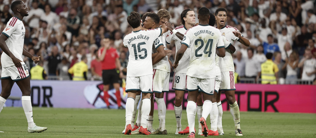 Los jugadores del Real Madrid celebran el primer gol de Mbappé