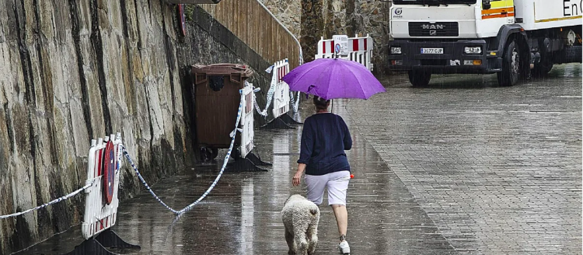 La tormenta deja más de 1.000 rayos y fuertes lluvias en Galicia: varias calles y locales quedan anegados