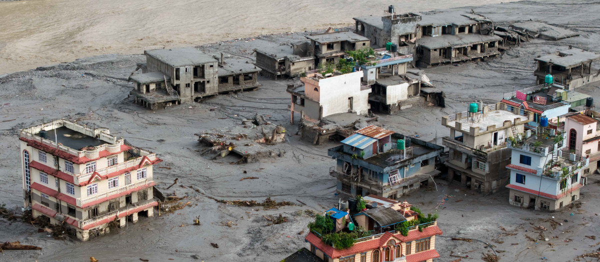 Una vista aérea muestra casas sumergidas en lodo tras las inundaciones repentinas en Devighat