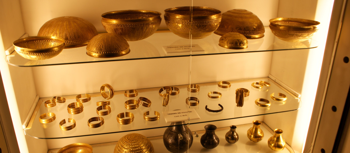 Los objetos de oro del Tesoro de Villena, de la Edad de Bronce, en la vitrina del museo