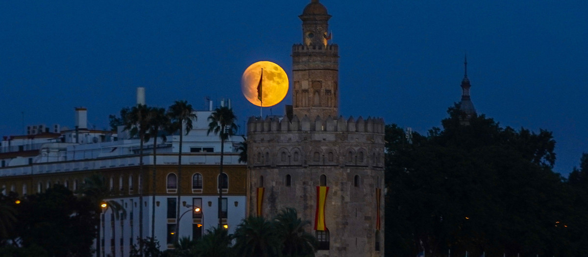 Eclipse parcial de Luna con la Torre del Oro en 2019