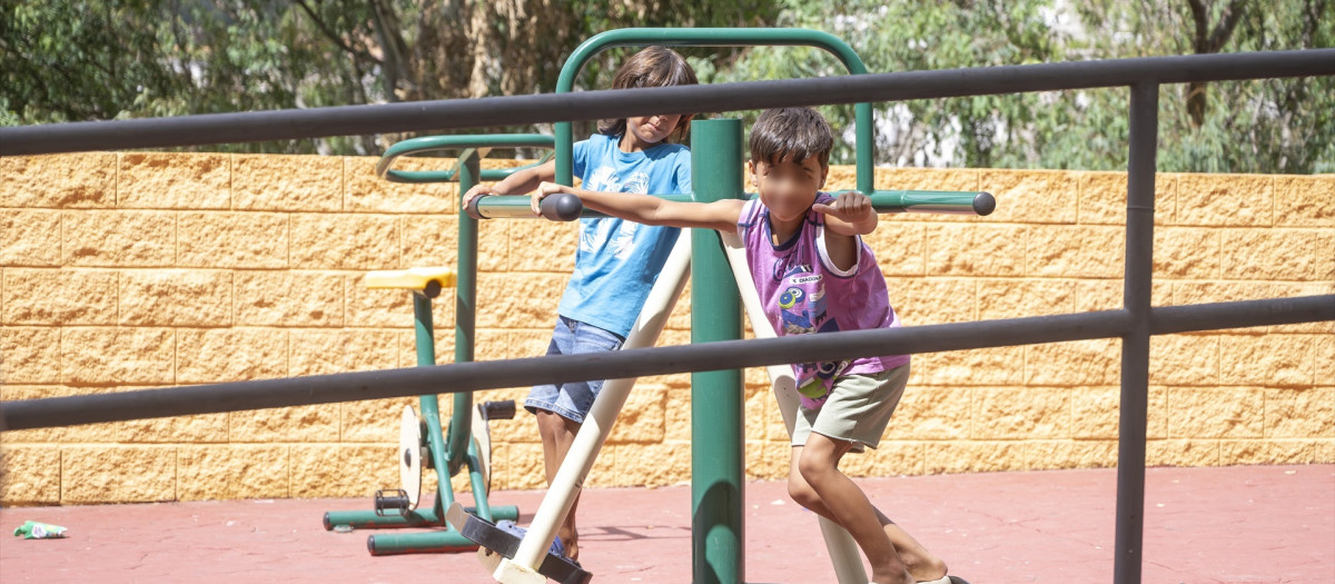(Foto de ARCHIVO)
Migrantes alojados en un colegio, a 24 de agosto de 2026, en Ceuta (España). Varias mujeres migrantes en Ceuta, reubicadas en el campo de fútbol del colegio Reina Sofía, han pedido al Gobierno que encuentre una solución a su situación, después de haber pasado tres semanas de la entrada masiva de migrantes a la ciudad autónoma.

Marcos Moreno / Europa Press
24/8/2026