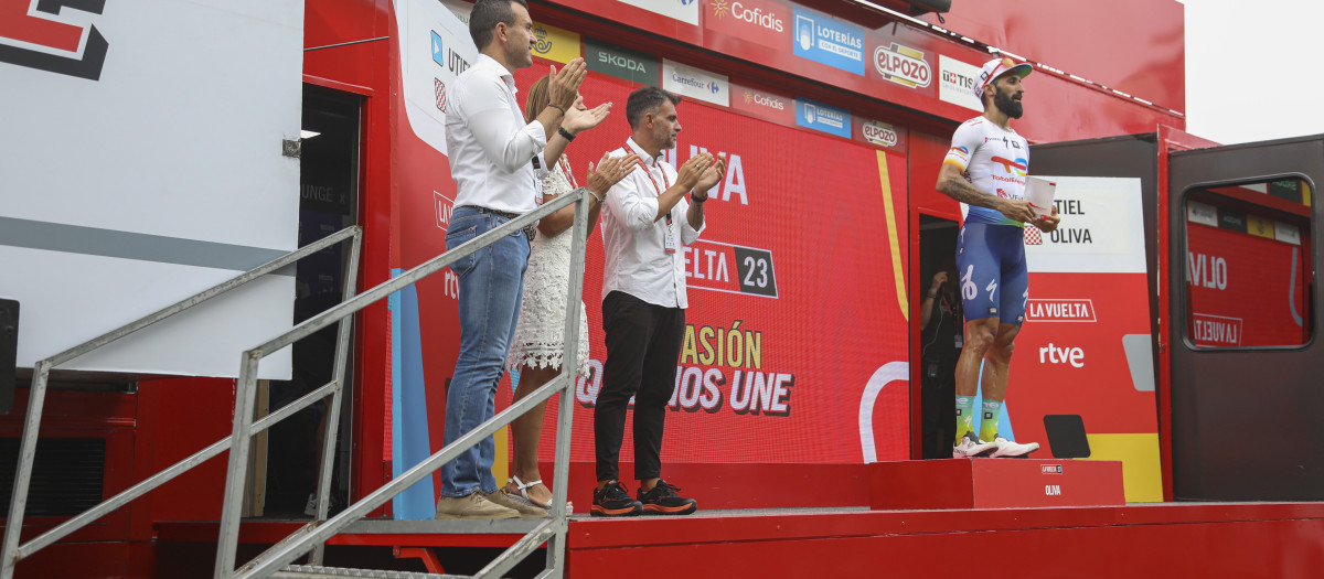 Imagen de archivo de Vicent Mompó en el podio de una etapa de la Vuelta Ciclista a España de 2023