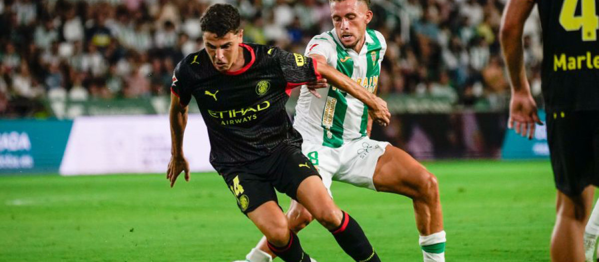 Isma Ruiz presionando a un jugador del Girona