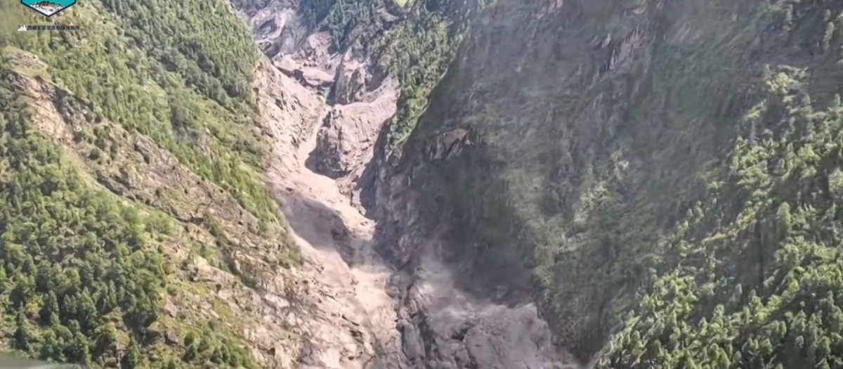 Esta imagen, tomada de un video facilitado por el Mando Militar del Tíbet el 27 de agosto de 2026, muestra una vista aérea de la zona afectada por el alud de barro cerca del paso fronterizo de Gyirong
