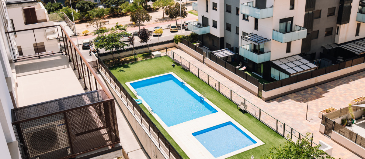 Edificio de apartamentos con piscina y jardín en Valencia