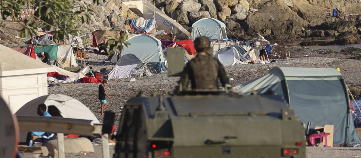 CEUTA, 26/08/2026.- Un vehículo militar patrulla por la playa del Trampolín de Ceuta en labores preventivas ya que numerosos migrantes continúan asentados en este lugar. EFE/ Reduan