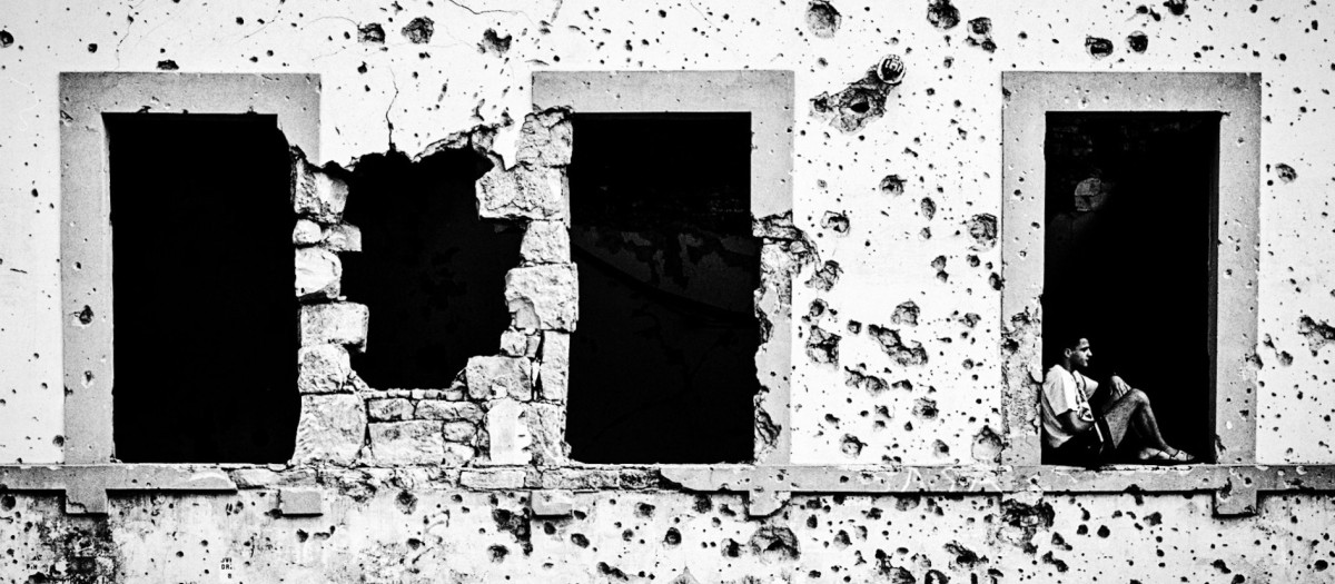 Mostar, 1994: una fachada blanca perforada por centenares de impactos