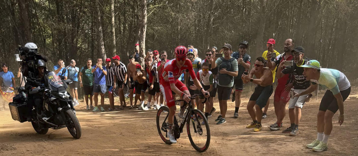 Imagen del ciclista esloveno Tadej Pogacar en los kilómetros finales de subida al puerto de El Bartolo
