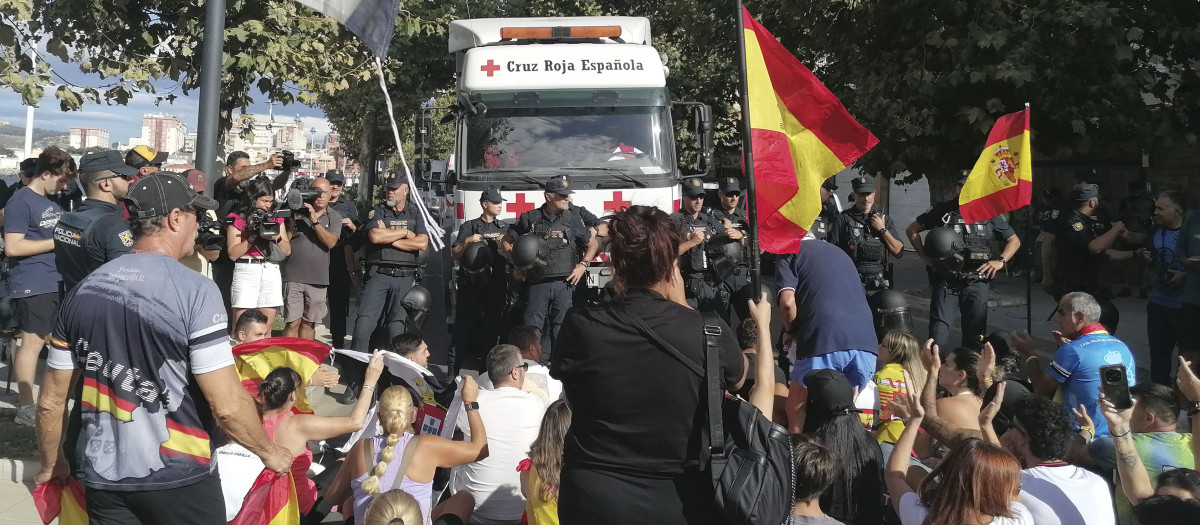 Ceutíes plantados en contra del paso de la Cruz Roja