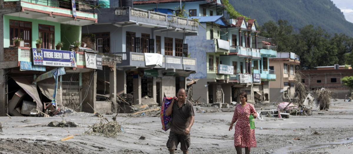 Sobrevivientes de inundaciones regresan a sus hogares