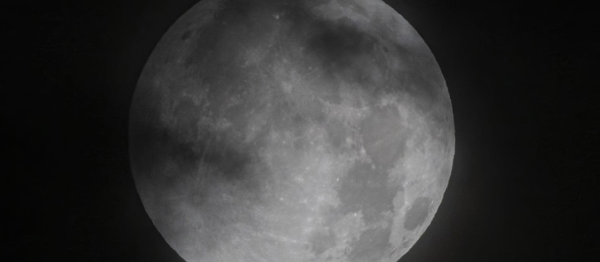 Vista de la luna durante el eclipse visto desde Poniente de Mallorca, donde casi no se ha podido ver debido a las nubes y al abundante polvo en suspensión