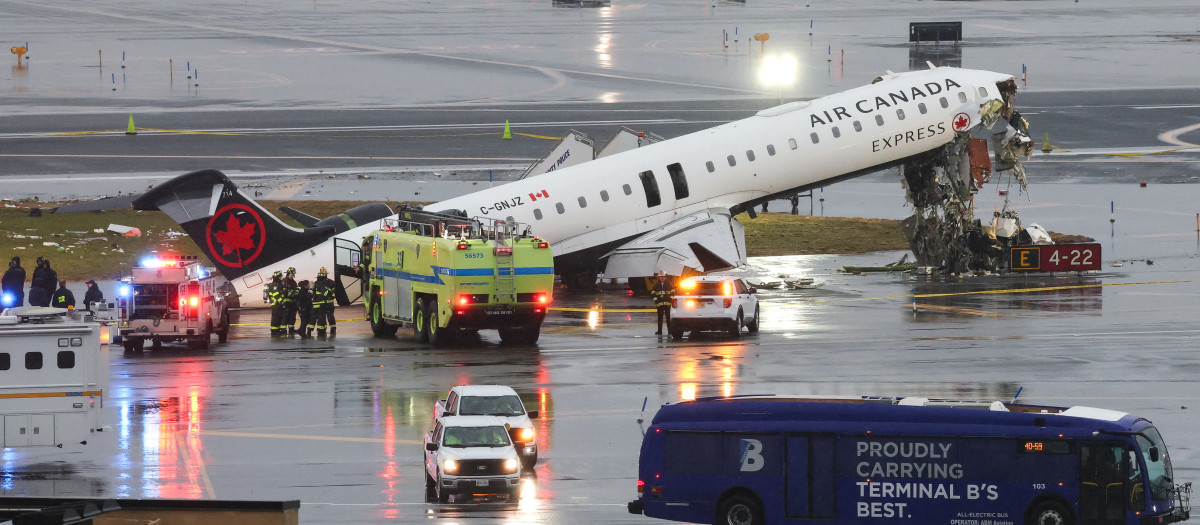 El avión de Air Canadá después de chocar con un camión de bomberos en el aeropuerto La Guardia en Nueva York