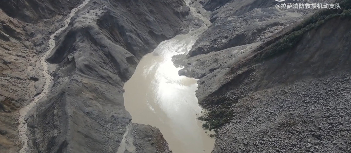 Vista aérea del lago de barrera formado tras un deslizamiento de tierra cerca de la confluencia del río Chhochen Khola (Nepal) The lake formed after a wall of mud and debris hit the border hub of Gyirong in Tibet on August 26, with hundreds reported missing. (Photo by Lhasa Mobile Fire and Rescue Detachment / AFP) / RESTRICTED TO EDITORIAL USE - MANDATORY CREDIT "AFP PHOTO / Lhasa Mobile Fire and Rescue Detachment" - HANDOUT - NO MARKETING NO ADVERTISING CAMPAIGNS - DISTRIBUTED AS A SERVICE TO CLIENTS