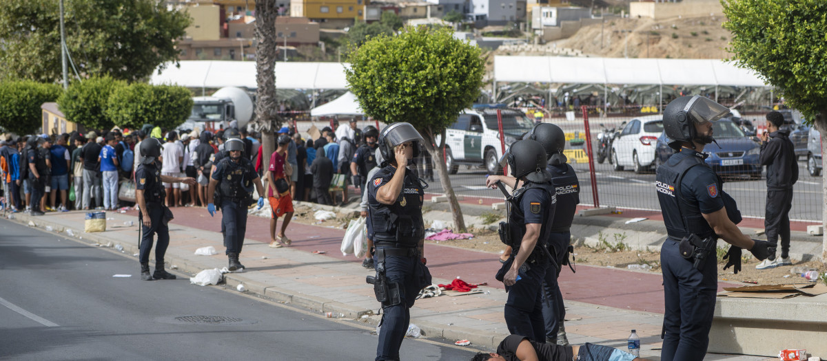 (Foto de ARCHIVO)
La Policía Nacional atiende a un migrante, a 24 de agosto de 2026, en Ceuta (España). La ONG Accem atiende en estos momentos a 1.100 migrantes en el dispositivo de acogida temporal de Loma Margarita, en Ceuta, un espacio que gestiona la entidad y que cuenta con sus plazas totalmente cubiertas. En la ciudad autónoma, la entidad Engloba gestiona el centro Loma Colmenar con otras 700 plazas. En total, son 1.800 las plazas en los centros de atención puestos en marcha en la ciudad autónoma tras la entrada masiva del 30 de julio.

Marcos Moreno / Europa Press
24/8/2026